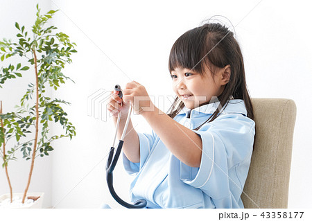 お医者さんごっこをする子ども お医者さんごっこをする子ども 43358177
