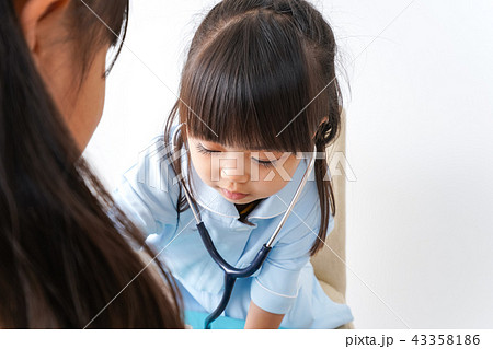 お医者さんごっこをする子どもの写真素材