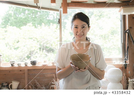 女性　陶芸作品 43358432