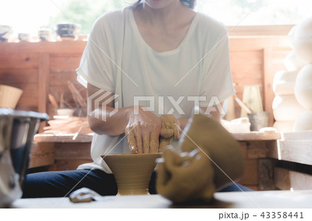 女性　陶芸 43358441