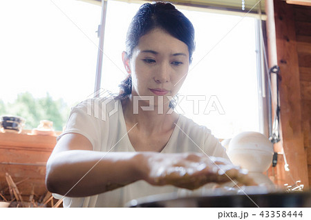 女性　陶芸 43358444