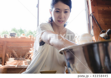 女性 陶芸 女性 陶芸 43358445