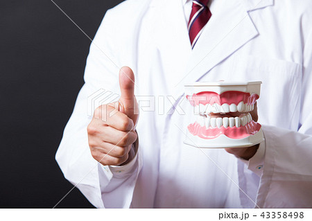 白衣のミドル男性 白衣のミドル男性 43358498