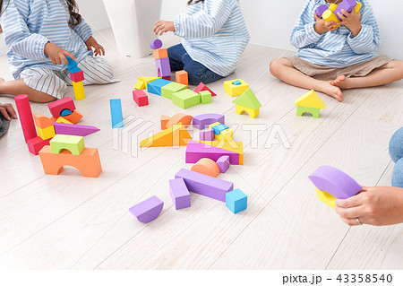 ブロックで遊ぶ子どもと先生 43358540