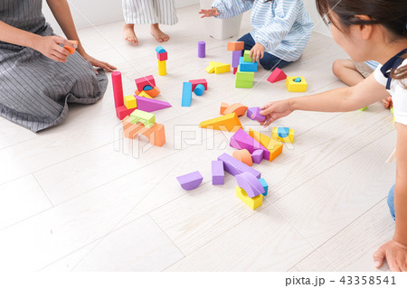 ブロックで遊ぶ子どもと先生 43358541