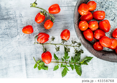 fresh cherry tomatoes fresh cherry tomatoes 43358768