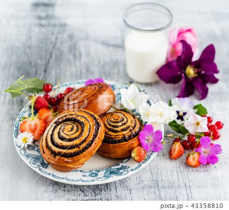 freshly baked cinnamon rolls freshly baked cinnamon rolls 43358810