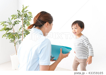 看護師と男の子 看護師と男の子 43359105