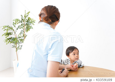 看護師と男の子 看護師と男の子 43359109