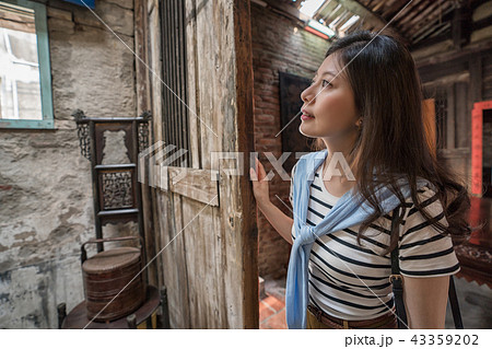 taking a look around to the old chinese architecture. 43359202
