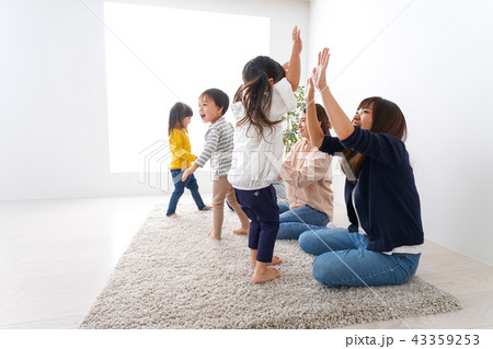 お母さんと子どもたち・仲良し 43359253