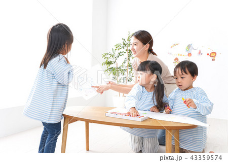保育士と園児 保育士と園児 43359574