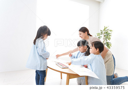 保育士と園児 43359575