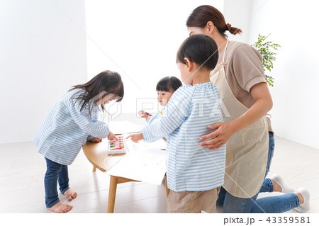 保育士と園児 43359581