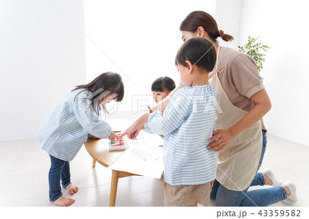 保育士と園児 保育士と園児 43359582