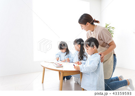 保育士と園児 43359593
