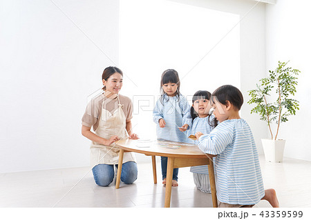 保育士と園児 保育士と園児 43359599