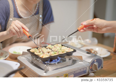 たこやきを作る母娘 43359735