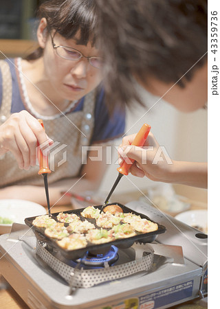 たこやきを作る母娘 たこやきを作る母娘 43359736