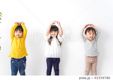 笑顔で遊ぶ子ども 43359780