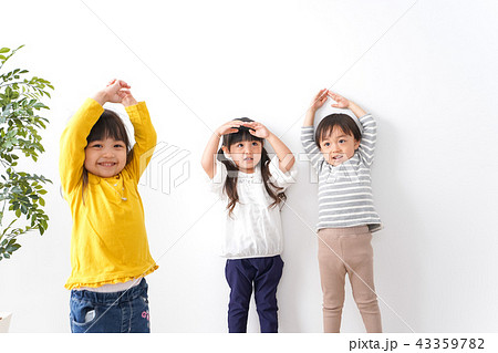 笑顔で遊ぶ子ども 43359782