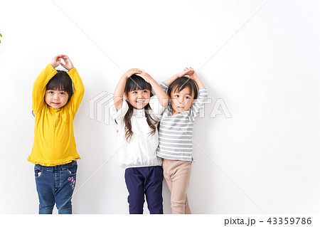 笑顔で遊ぶ子ども 43359786