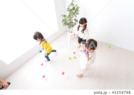 笑顔で遊ぶ子ども 43359798
