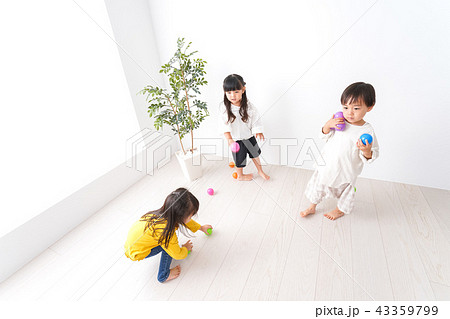 笑顔で遊ぶ子ども 43359799