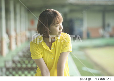 ゴルフをする女性 ゴルフをする女性 43360121