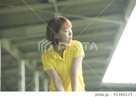 ゴルフをする女性 ゴルフをする女性 43360125