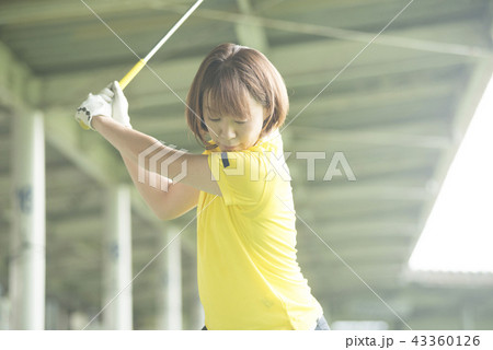 ゴルフをする女性 ゴルフをする女性 43360126