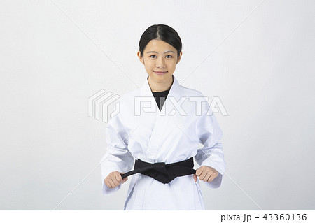笑顔で帯を握る女性空手家 43360136