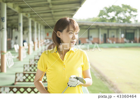 ゴルフをする女性 ゴルフをする女性 43360464