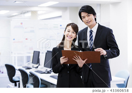 ビジネス　会議　チーム　オフィス　ビジネスマン 43360658