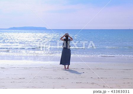 海を眺める女性の後ろ姿 43363031