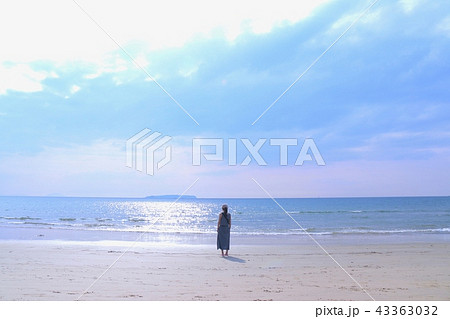 海を眺める女性の後ろ姿の写真素材