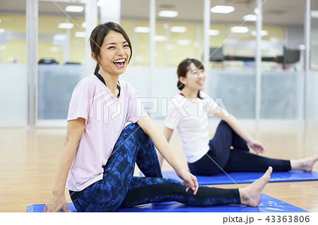 ヨガ ピラティス ジム 女性 ヨガ ピラティス ジム 女性 43363806