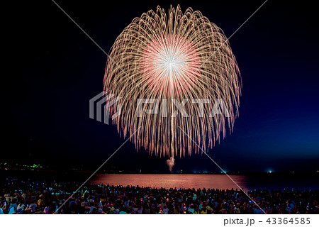 福井県 三国花火大会 最大の二尺玉の写真素材