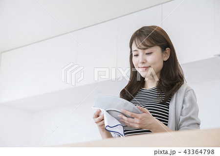 家事をする若い女性 皿拭き 家事をする若い女性 皿拭き 43364798