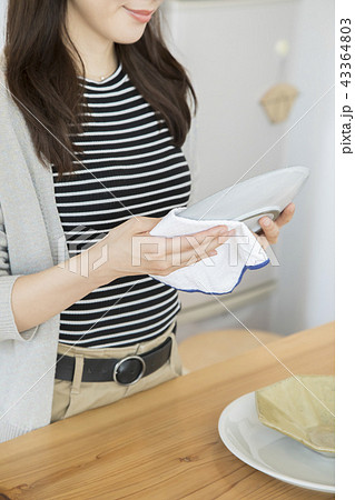 家事をする若い女性　皿拭き　ボディパーツ　パーツカット　顔なし 43364803