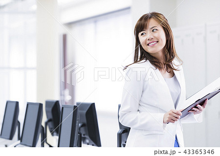 ビジネス　女性　オフィス　ビジネスマン　オフィスカジュアル 43365346