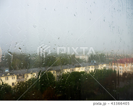 Traces of dried drops of dirty water on the glass. 43366405