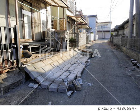 熊本地震の翌日　被害を受けた住宅街と倒れたブロック塀　（熊本市中央区） 43366847