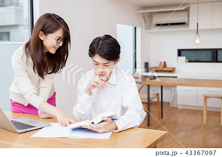 勉強する男性 勉強する男性 43367097