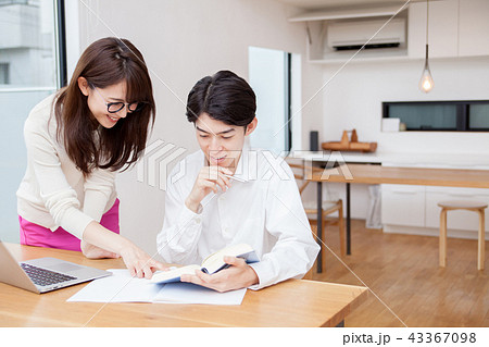 勉強する男性 43367098
