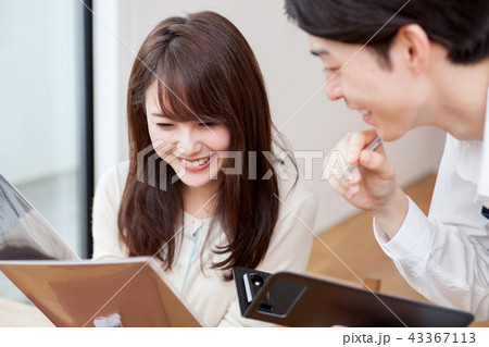 カフェで注文する若い女性 43367113