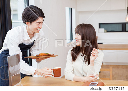 カフェで働く男性 43367115