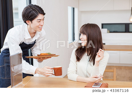 カフェで働く男性 カフェで働く男性 43367116