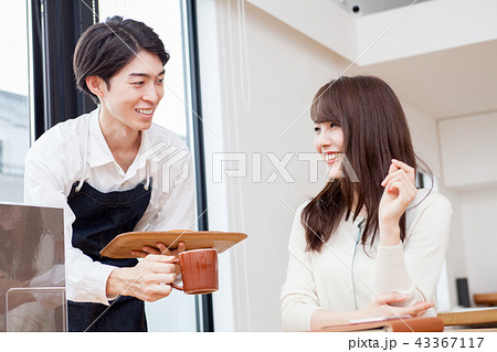 カフェで働く男性 カフェで働く男性 43367117