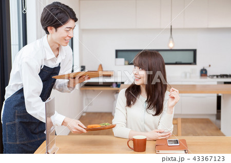 カフェで働く男性 43367123